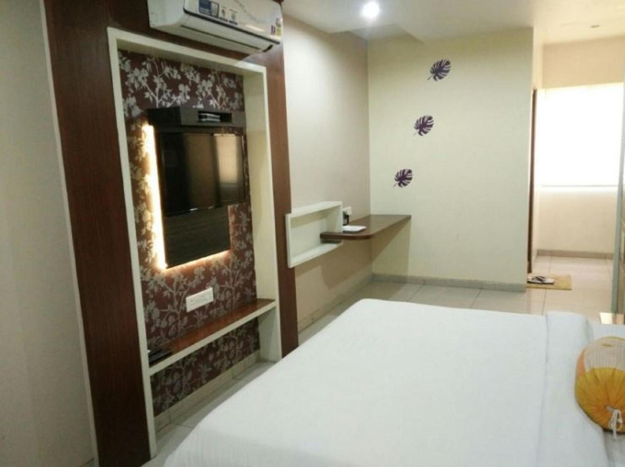 Hotel Kalinga Lake View Ahmedabad Room photo