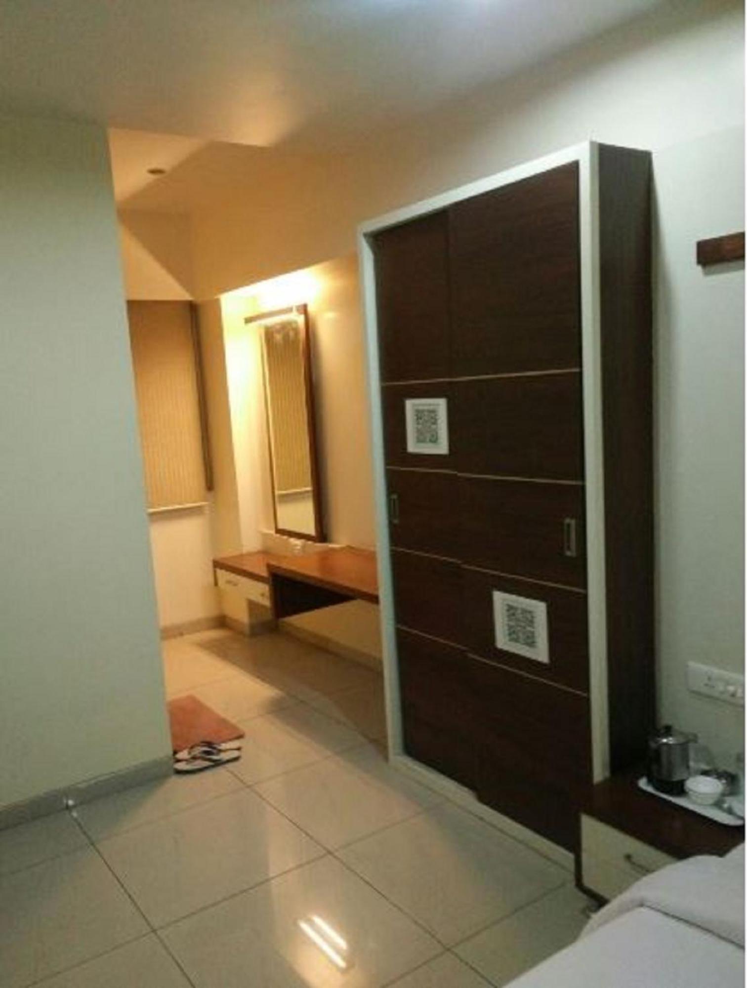 Hotel Kalinga Lake View Ahmedabad Room photo